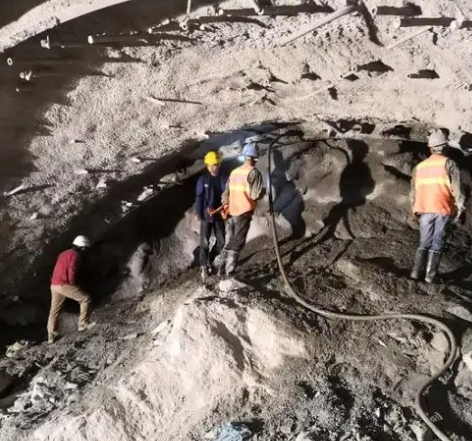 公坡镇隧道拱顶带模注浆料，微膨胀注浆料的特点及施工工艺